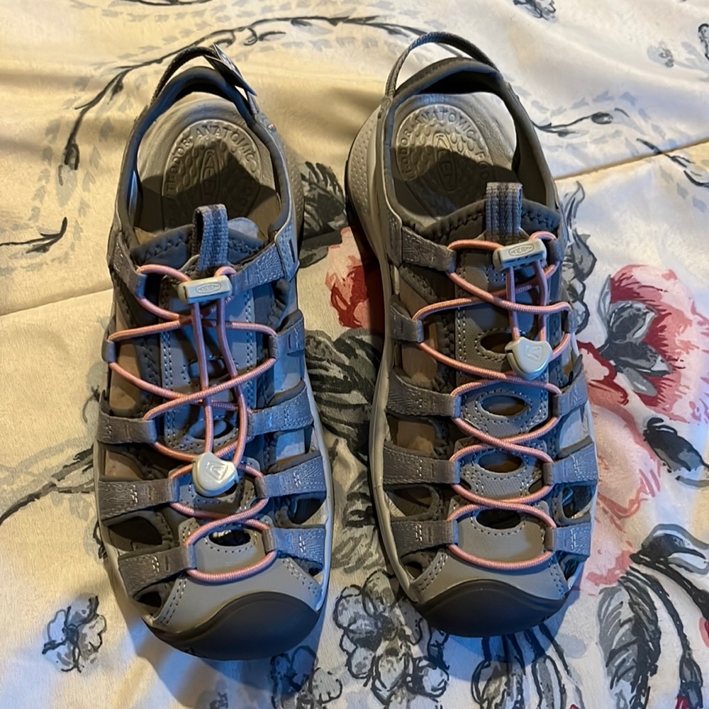 NWT - KEEN Astoria West Sandal grey/coral color